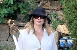 Margot Robbie, embarazada, acuna su creciente barriguita con una camisa blanca desabotonada mientras disfruta de una dulce luna de miel con su marido Tom Ackerley en Cerdeña