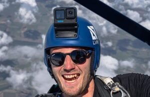 Liam Newman: un joven instructor muere en un terrible accidente de paracaidismo, mientras su mejor amigo revela que su padre saltó detrás de él