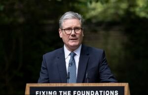 Se acusa a Sir Keir Starmer de planear una redada fiscal a las clases medias después de afirmar que “aquellos con los hombros más anchos deberían soportar la carga más pesada” mientras allana el camino para aumentos de impuestos.