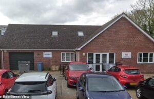 Un vendedor negro “que cree que no hay casi nada que una persona blanca pueda preguntarle a una persona negra sin que sea ofensivo” demanda después de que su jefe diga “está demasiado oscuro aquí”