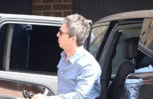 Noel Gallagher es visto por primera vez desde que anunció la reunión de Oasis mientras rinde homenaje a su amado Manchester con un novedoso llavero