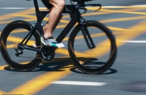 PETER HITCHENS: Todavía hay manchas de sangre en el camino, tras una colisión con una bicicleta eléctrica que presenció mi esposa. ¿Por qué el Gobierno hace oídos sordos a ese peligro?