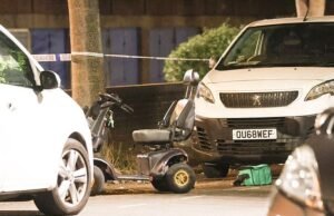 Un hombre de unos 30 años en un scooter de movilidad es apuñalado hasta la muerte en una calle de Londres a plena luz del día, mientras los equipos de ambulancia aérea luchan en vano por salvarlo y la policía arresta a dos personas.