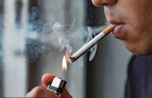 Starmer planea prohibir fumar AL AIRE LIBRE: los planes filtrados revelan el objetivo del primer ministro de evitar que la gente encienda cigarrillos en los jardines de los pubs, cerca de los campos de fútbol y en los parques infantiles, lo que genera temores por el sector de la hostelería y acusaciones de “estado niñera”