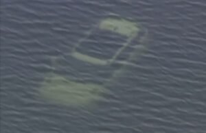 Un auto se precipita a un río en Filadelfia con una pareja de enamorados dentro después de que se distrajeran en el asiento trasero