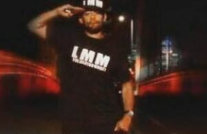 En la imagen: un conductor de scooter de movilidad con una sola pierna, de 38 años, fue asesinado a puñaladas con un ‘machete’ en una concurrida calle del este de Londres, mientras los homenajes se multiplican para el hombre ‘solidario’ que ‘todos conocían’