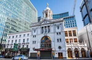 ¡Esta obra no debe ser despreciada! Los espectadores del teatro de Hamilton fueron sometidos a búsquedas con perros rastreadores mientras los directores del lugar investigan el “uso de cocaína por parte de los espectadores”