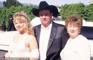 Mientras LeAnn Rimes hace su debut en The Voice UK, cómo la ex estrella infantil superó un romance controvertido, una temporada en rehabilitación y una demanda a su propio padre para unirse al equipo de entrenadores.