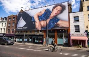 ¿Te gustaría vivir detrás de esto? Disputa por el cartel “ilegal” de Jeremy Allen White que cubre las ventanas de tres propiedades en Hackney