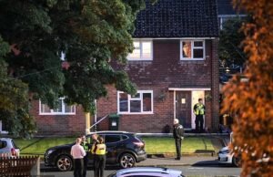 Un niño de 13 años es apuñalado hasta la muerte en su casa mientras los detectives de la policía inician una investigación por asesinato