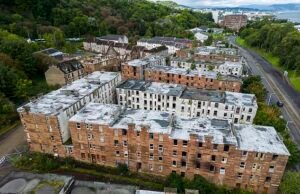 El complejo abandonado de “Chernobyl” de Gran Bretaña finalmente enfrenta la bola de demolición cuando el ayuntamiento comienza el plan de demolición, a pesar de que todavía viven cinco personas allí