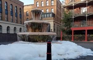 La fuente de agua en el pueblo modelo de King Charles es vandalizada con líquido lavavajillas, dejándola llena de burbujas después de que los lugareños se quejaran de su fea apariencia cubierta de algas.