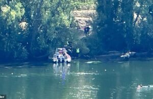 Al menos dos muertos al estrellarse un helicóptero contra incendios en un río portugués y rescatar al piloto en un barco turístico