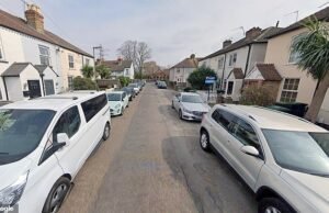 La policía inicia una investigación tras el hallazgo de tres niños y un hombre muertos en una casa de Surrey