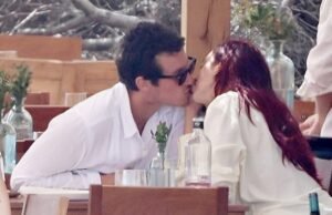 Dua Lipa comparte un apasionado beso con su novio Callum Turner mientras disfrutan de un almuerzo al aire libre durante su escapada romántica a Ibiza