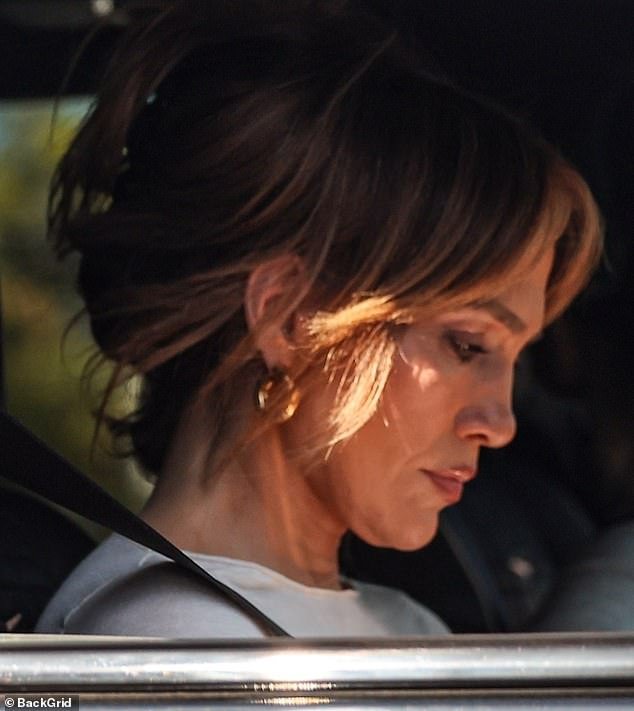95633123-14441233-Jennifer_Lopez_was_spotted_Wednesday_in_her_first_public_sightin-m-4_1740625522369.jpg