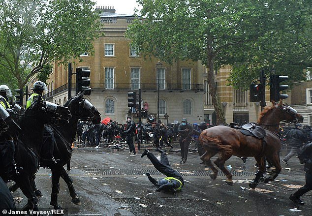 29308650-14527413-The_moment_PC_Nicky_Vernon_was_knocked_from_her_horse_spooked_by-a-68_1742691936455.jpg