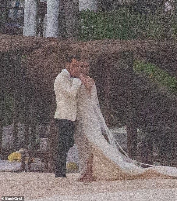 96252815-14505105-Justin_Theroux_has_remarried_eight_years_after_his_divorce_from_-a-65_1742159373777.jpg