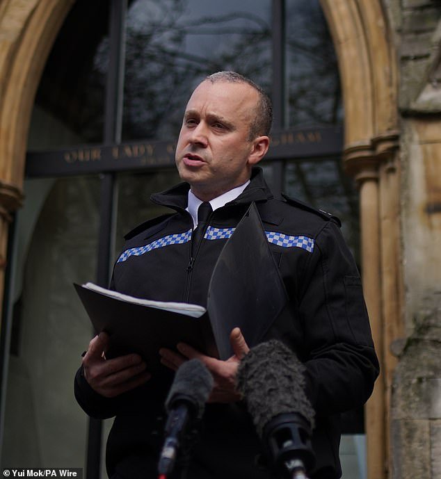96582451-14538333-Metropolitan_Police_Superintendent_Owen_Renowden_speaking_to_the-m-32_1742985188510.jpg