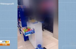 Los bomberos rompieron la puerta para rescatar a los clientes encerrados en la farmacia