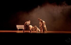 Una persona que incluye Alzheimer describe su viaje en el escenario