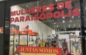 Las mujeres paraispolis ganadas entre las tiendas de clase media al sur de SP