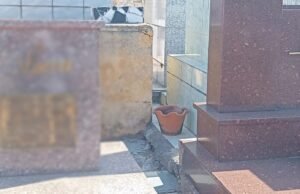 Los trabajadores del cementerio encuentran un cráneo en una bolsa detrás de la tumba de Sao Roke