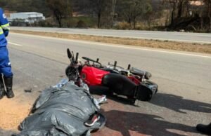 El motociclista golpeó una parte posterior del remolque y murió en BR -262 en MG