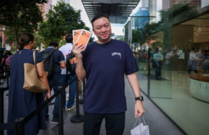 Los modelos de Apple iPhone 17 presentan vítores y cortinas a Orchard Road Store en Singapur