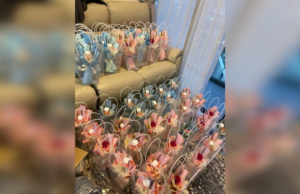 Cuando un gran orden para la flor se vuelve inodoro: el volumen falso se deja en rojo en color rojo que queda la floristería a la izquierda