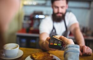 50 mesa de reserva de maestros, fraude el restaurante y comience la llamada de su propietario