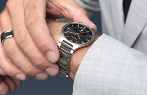 Este reloj pering de titanio se ha vuelto exitoso entre los hombres: se reduce en 61 euros y proporciona todo