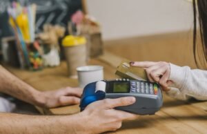 Van a un restaurante y revelan que no tienen dinero cuando cruzan la cuenta: “La policía vendrá”