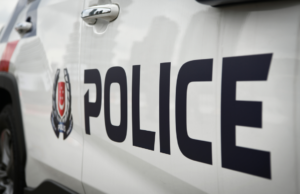 Hombre de 40 años de investigación sobre la policía por matar mujeres en casa