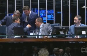 El Senado permite una propuesta que cambia las leyes registradas claras y los cambios en la descalificación al cambiar la fecha límite