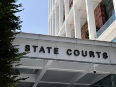 Mujer de 62 años pide pena de cárcel tras admitir haber abofeteado una vez a su ayudante