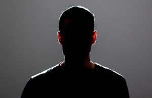 British Boyband Star es ‘arrestada por agredir a una mujer e hijos mientras la policía corre hacia su casa después de la llamada al 999’