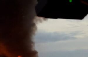 La enorme nube de hongos envuelve la autopista después de que el camión se incendia, mientras los conductores golpean por largos retrasos