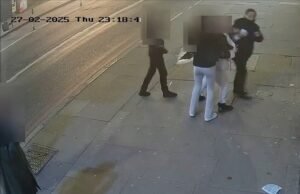 Momento de la pandilla de adolescentes Al pensionista, de 75 años, antes de golpearlo hasta la muerte en un ataque filmado por teléfono móvil, ya que están encerrados con una sentencia más larga solo cuatro años