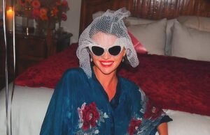 Selena Gomez comparte un vistazo mientras escribe sus votos en fotos de BTS de Benny Blanco Wedding