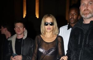 Rita Ora muestra su ropa interior plateada con un vestido transparente mientras se une a Cynthia Erivo, Shanina Shaik y Demi Lovato en la fiesta EE72 de Edward Enninful durante la Semana de la Moda de París