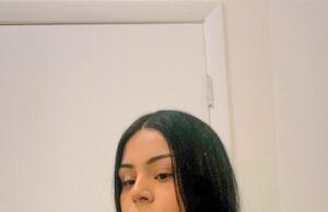 La mujer armada que ‘doxxed’ la policía es disparada por agentes de hielo en Chicago después de que la patrulla fue ‘embestida por 10 autos’