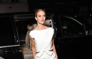 Rosie Huntington-Whiteley, FKA Twigs y Anne Hathaway salen para el espectáculo de la Semana de la Moda de París de Balenciaga mientras se frotan con Meghan Markle, quien hizo una aparición sorpresa