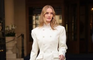 Rosie Huntington-Whiteley muestra sus piernas ágiles con un vestido blazer sofisticado mientras deja el Ritz durante la Semana de la Moda de París