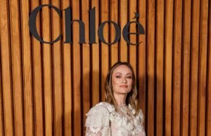 Olivia Wilde muestra sus abdominales en una coordenada de encaje blanco mientras se une a la elegante Aimee Lou Wood y Rita Ora en el show de la Semana de la Moda de la Moda de París, Studded Show.