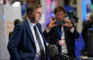 Tories promete dar a los jóvenes £ 5,000 hacia el primer hogar, pero solo si consiguen un trabajo