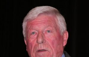 El actor británico John Woodvine protagonizó un hombre lobo estadounidense en Londres, los autos Crown y Z mueren de 96 años