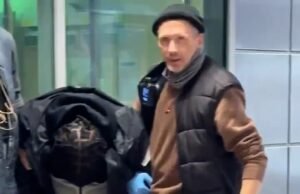 Momento La policía encuentra dos enormes machetes durante el arresto de adolescentes que fueron detenidos por la policía por el ‘problema de los boletos’ en la estación de metro de Euston