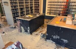 Un hombre rompe ventanas y destroza la elegante tienda de pintura Farrow & Ball en Hove cubriéndola…en PINTURA