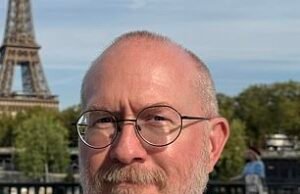 Los turistas cuya canoa fue volteada por un elefante furioso describen su terror